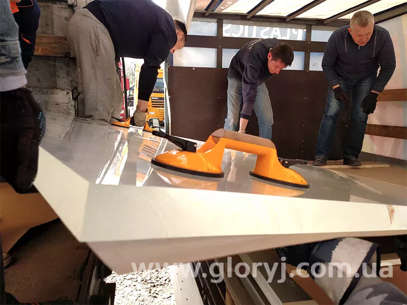 Фізична робота з товстим оргсклом на користь