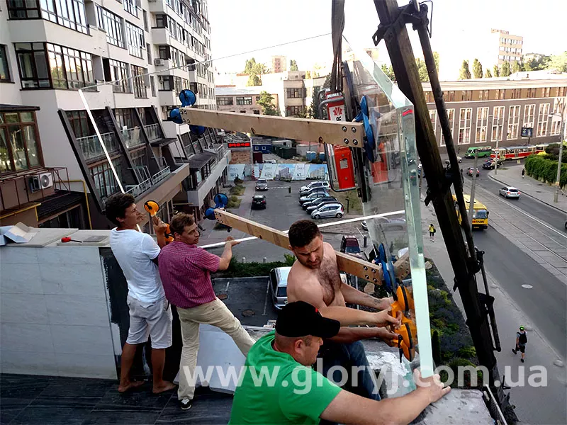 Монтаж сложных акриловых элементов – командная работа