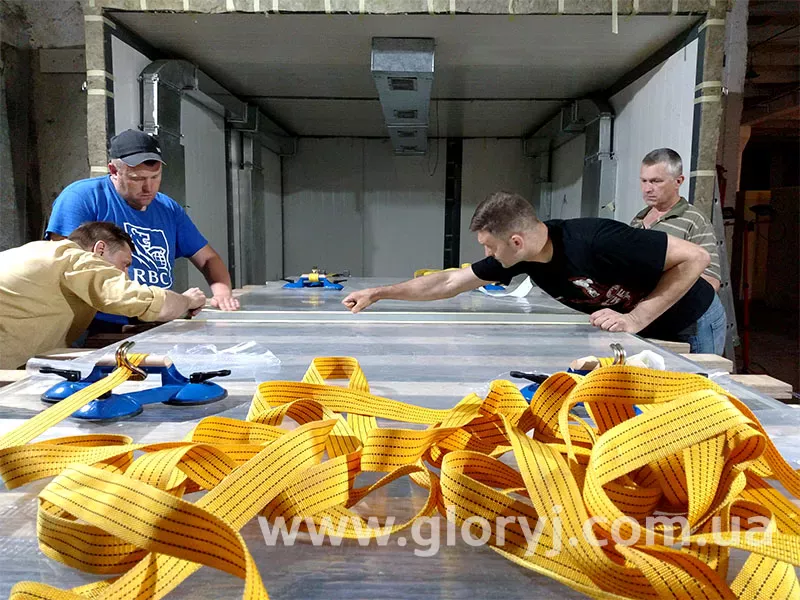 Командна підготовка деталей з товстого акрилу до поклейки