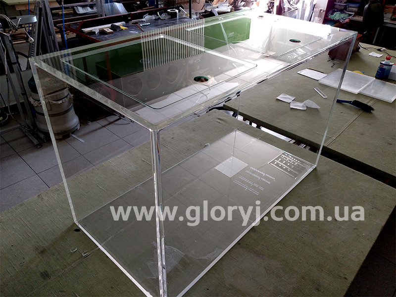 Акваріум з прозорими швами