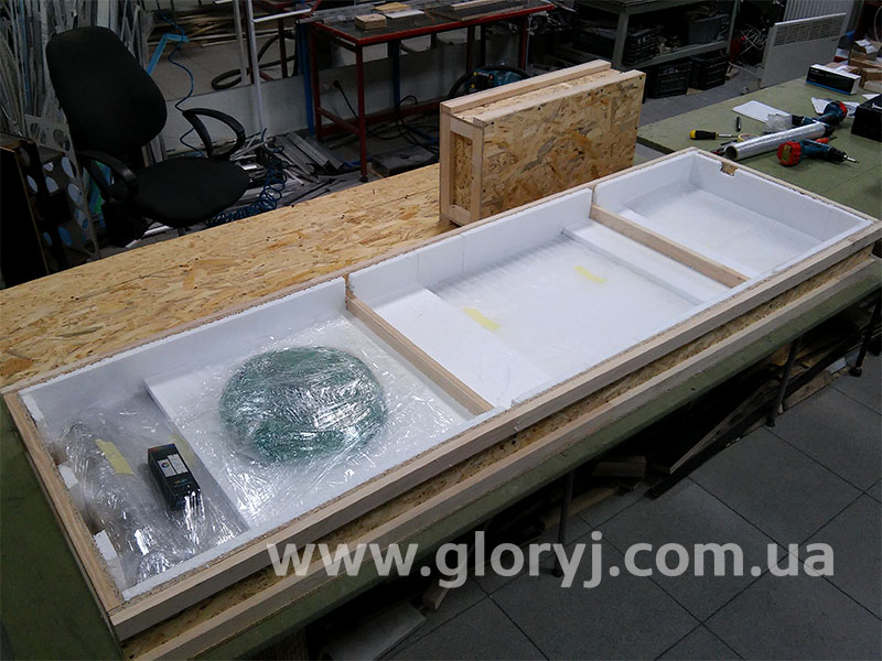 Упаковка з міцних матеріалів для виробів з оргскла та інших матеріалів