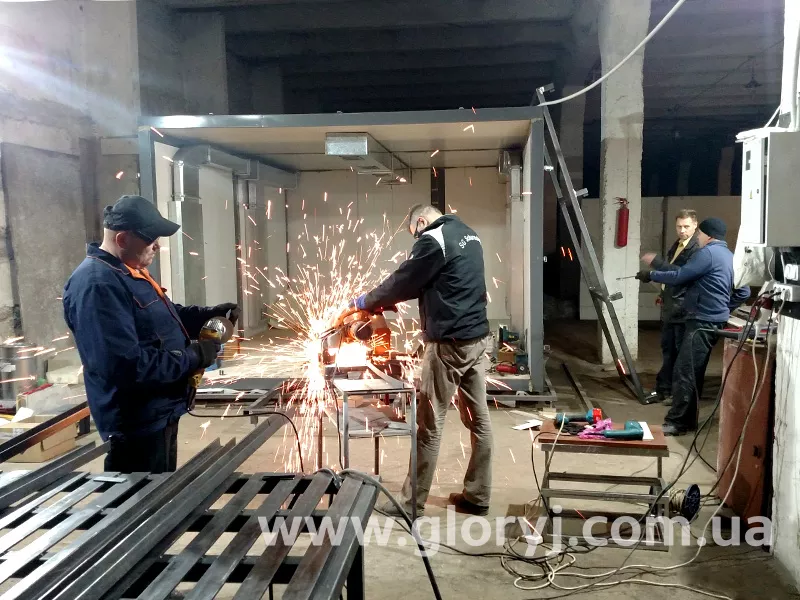 Підготовка металу необхідним обладнанням для складання різних конструкцій