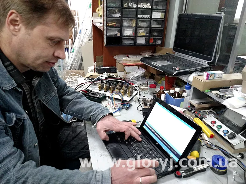 Програмування контролерів для світлових бульбашкових аквасистем та інших виробів 