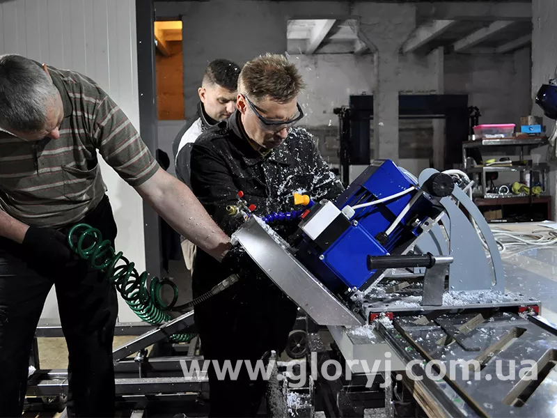 Необхідне обладнання для порізки листового акрилу різної товщини та рзагальних розмірів