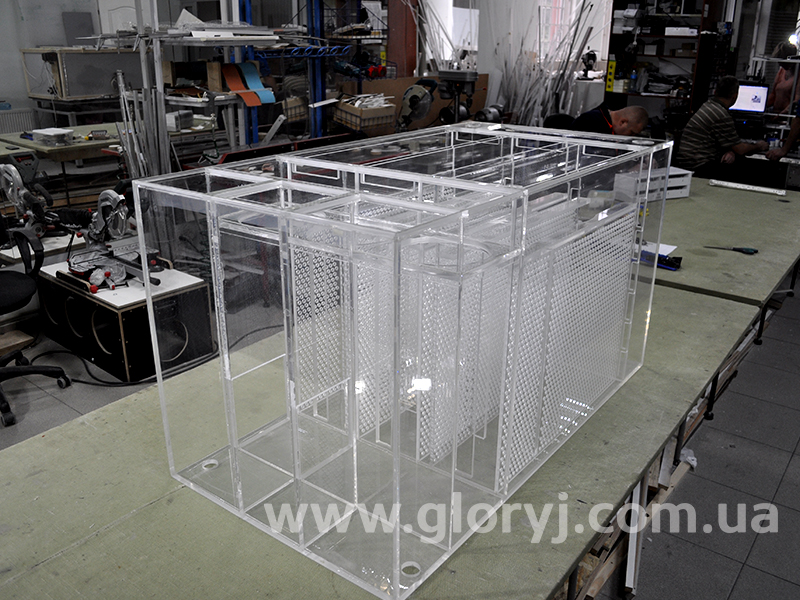 Виробницто конструкцій з акрилу (органічного скла) для різних напрямків