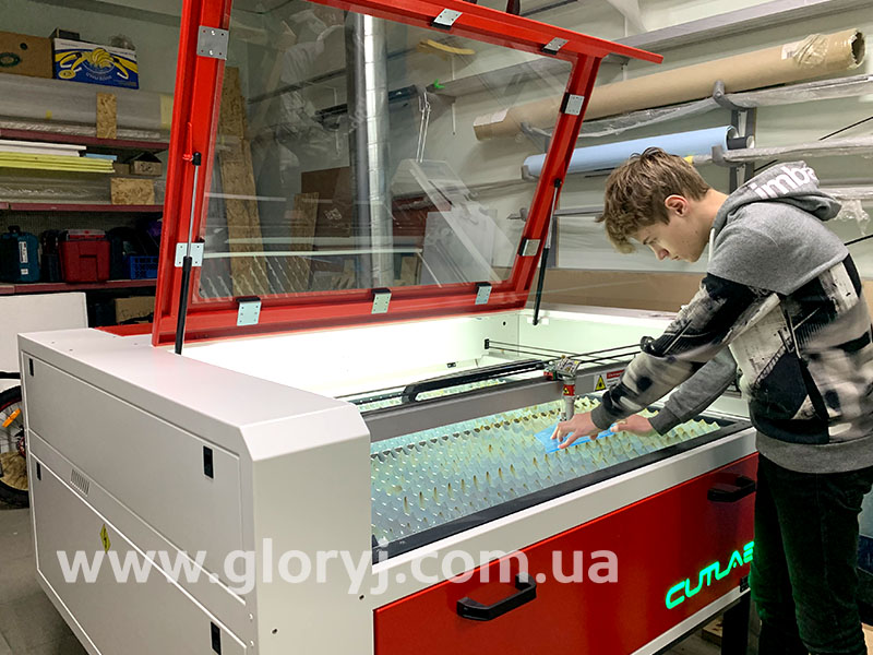 Розкрій та гравіювання на лазерному станку з ЧПУ по розмірам замовника