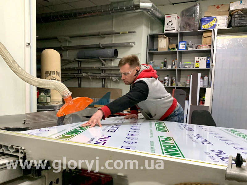 Порізка акрилу (оргскла) по розмірам замовника