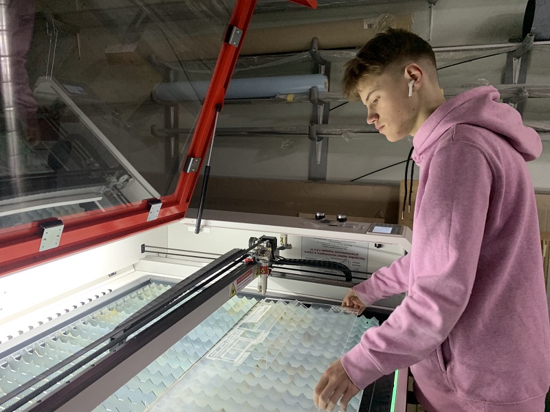 Надання послуг про обробці акрилу