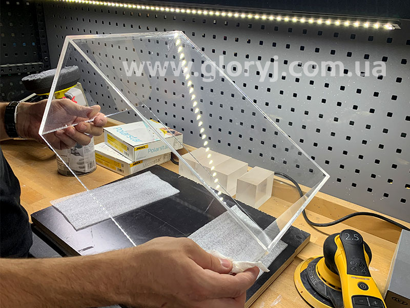 Виготовлення захисних ковпаків з оргскла для демонстрацій різної продукції